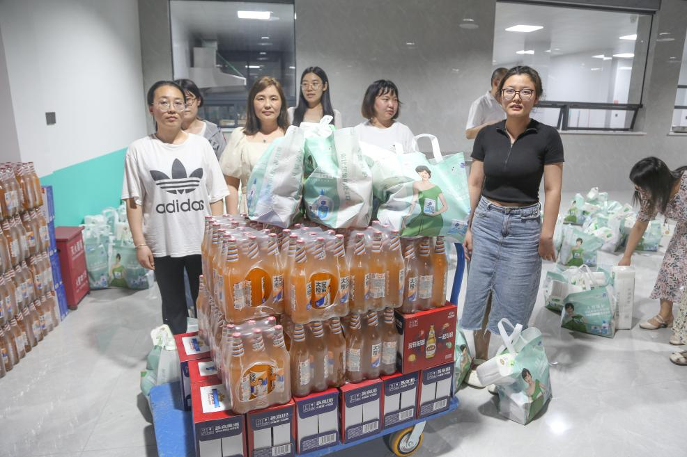 炎炎夏日送清涼，滴滴關懷沁人心